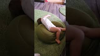 ラウンジでリラックスする赤ちゃん