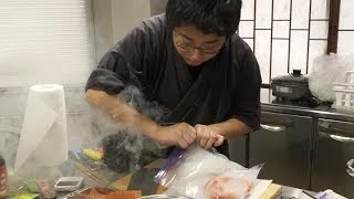 スモークガンを使った「サーモン刺身の瞬間スモーク」【それどこ ぶち猫VS小林銅蟲 料理対決】