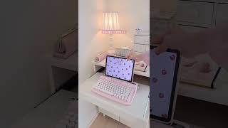 A typewriter-style keyboard that's perfect for ASMR lovers ⌨️🤍 #cutelife #typingsounds #pink